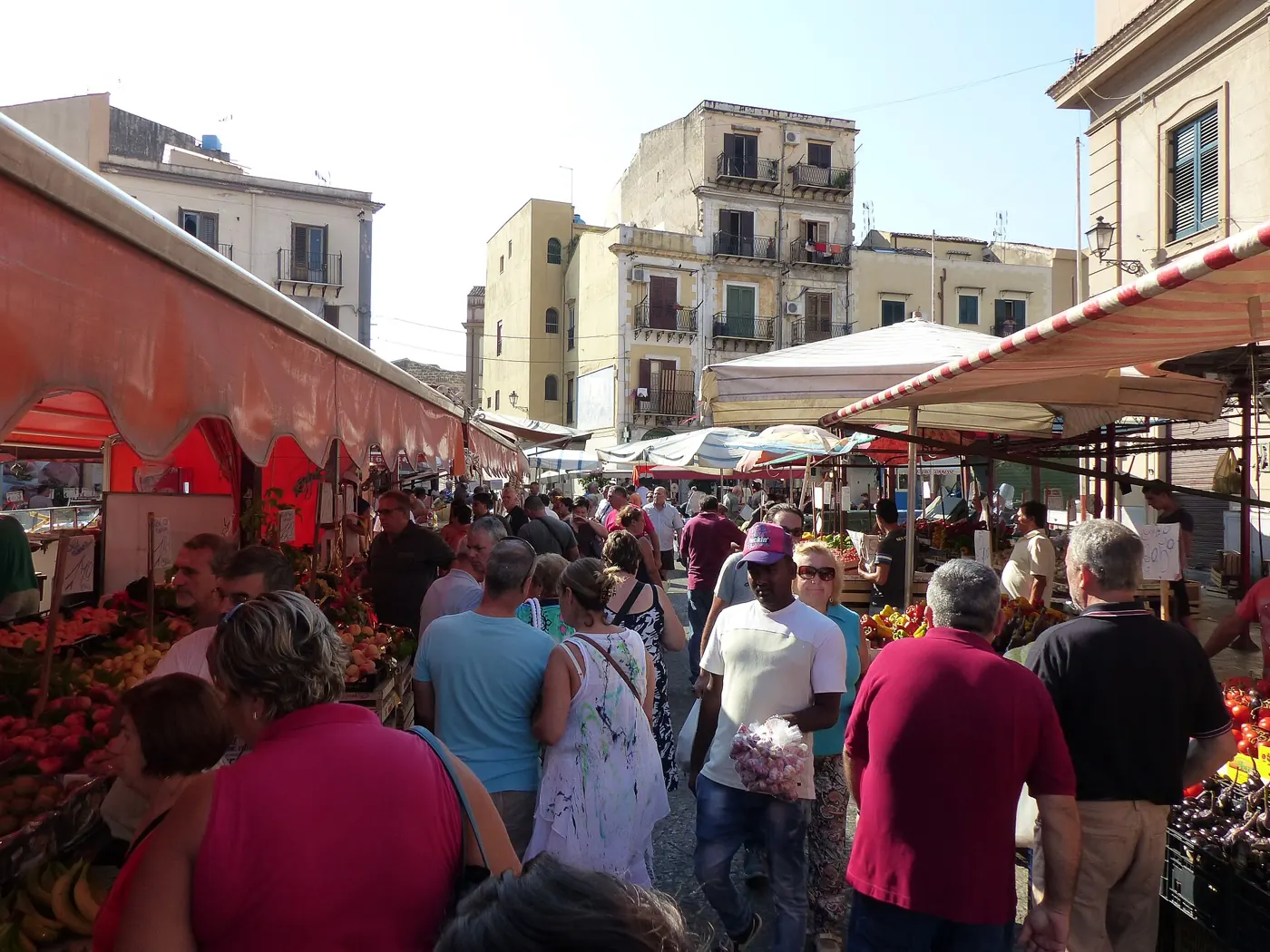 The Ballarò market in Palermo, between fruit and vegetable stalls and a steady flow of shoppers