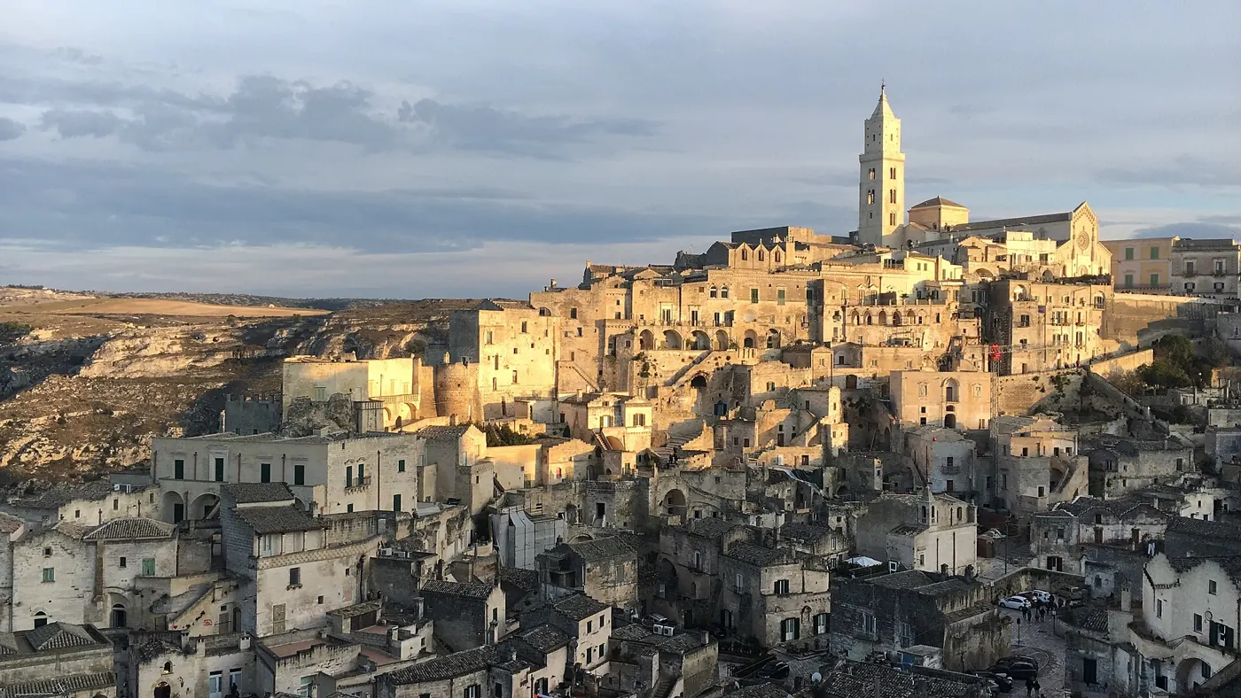 I Sassi di Matera con la Cattedrale sulla Civita e la gravina sullo sfondo